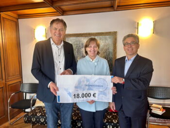 Von links: Oberbürgermeister Richard Arnold, 1. Vorsitzende Susanne Wiker, Intendant Klaus Stemmler