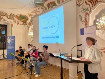 Susanne Wiker begrüßt die versammelten Mitglieder